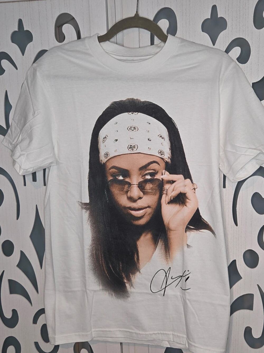 Aaliyah Graphic T Shirt NWOT White Portrait Tee Short Sleeve women Small